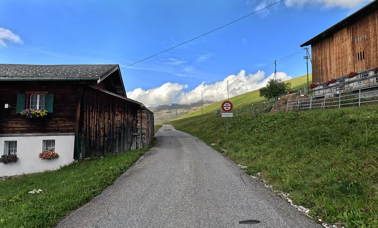 Am Ortsausgang, Richtung Westen, endet die Straße für motorisierte Fahrzeuge.