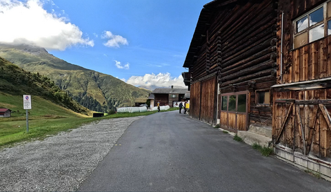 Auf der Passhöhe steht ein kleines Dorf, Glas, mit einigen malerischen und gut erhaltenen Bauerhäusern – inklusive Gasthaus.