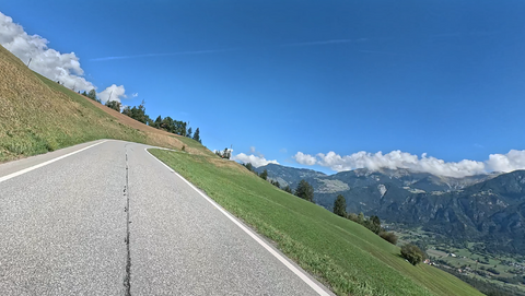 Schon nach kurzer Fahrt bietet der Glaspass eindrucksvolle Aussichten auf das Tal von Thusis.