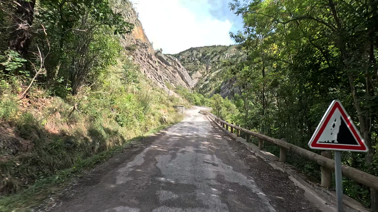 Die Strecke zum Col de Tourettes ist – auch wetterbedingt – in schlechtem Zustand.