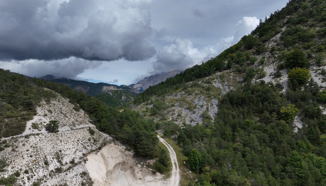 Blick auf die Passhöhe, die einige hundert Meter nach dem Ende der asphaltierten Strecke liegt.