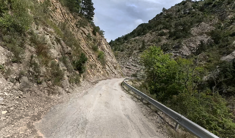 Die Auffahrt über die Südrampe – die eigenlich auch westlicher liegt – ist reizvoll, da der Belag brüchig ist, und die Landschaft wild und mediteran.
