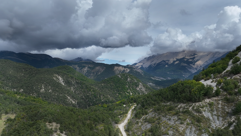 Blick Richtung Nordrampe des Col de Tourettes – die Piste ist geschottert.