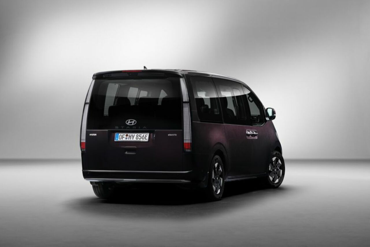 Bestellstart für den Hyundai STARIA Elektro: Familienvan mit 800-Volt-Technologie ab 57.450 Euro.