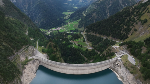 Über und durch die Staumauer führen Straßen. Zum Passo Muazz und zu einer Alpe.