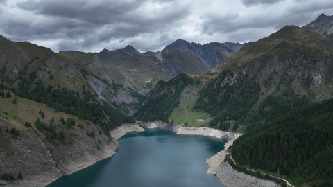 Eine Schotterpiste führt entlang des Lago Luzzone bis zu einer Alpe – etwa 3 Kilometer.