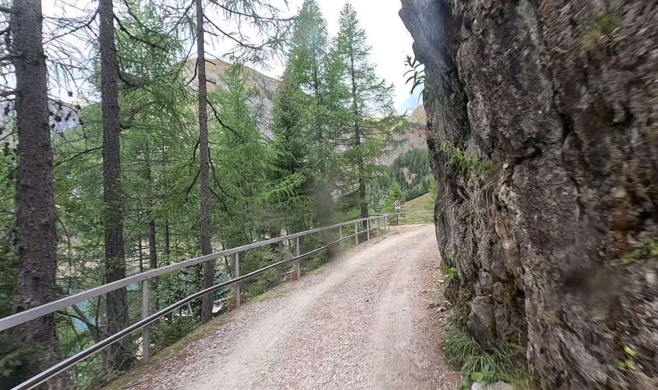 Ansicht der Schotterpiste entlang des Lago Luzzone.