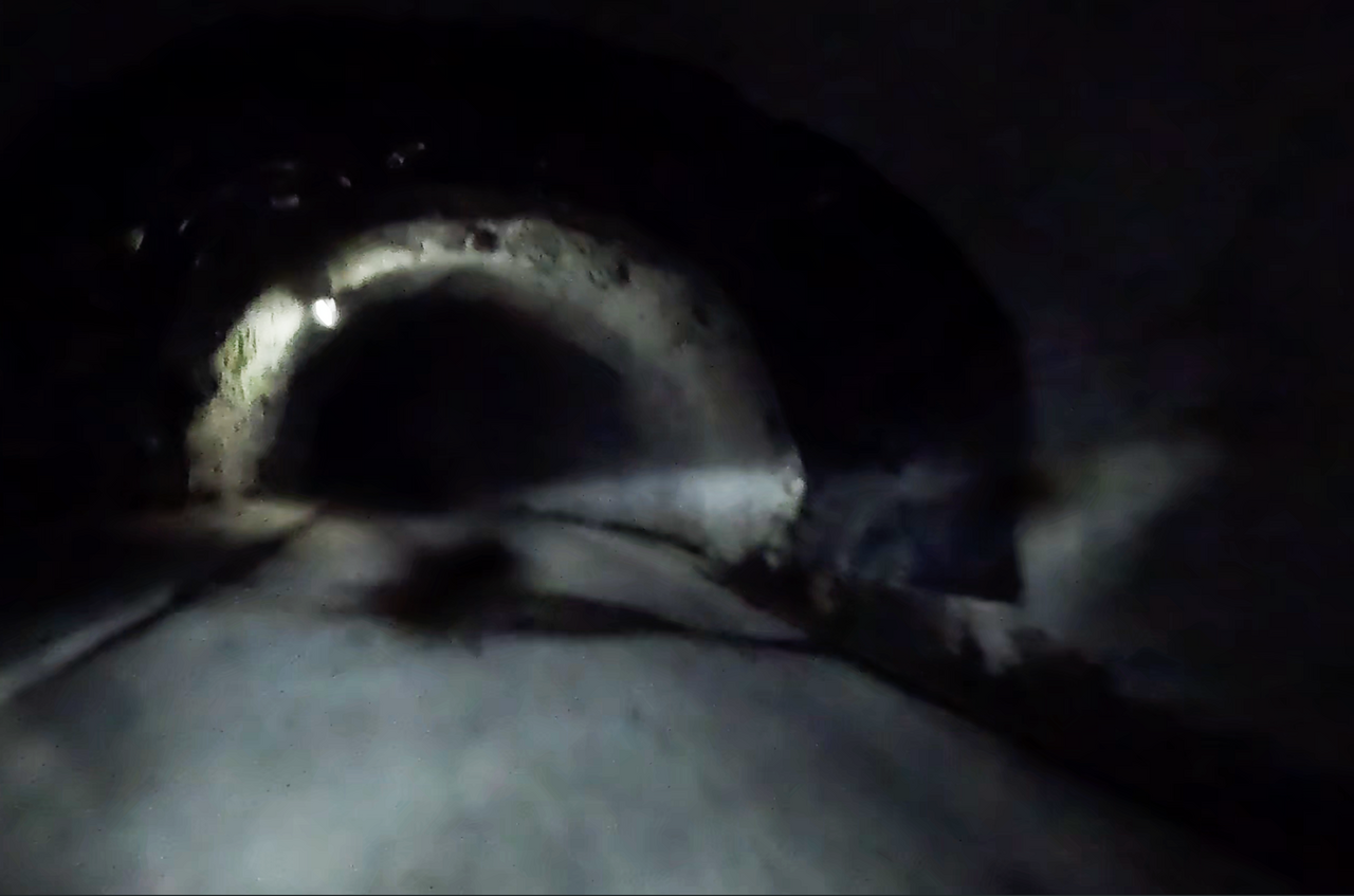 Der Tunnel Richtung Alpe ist etwa 700 Meter lang und extrem dunkel.