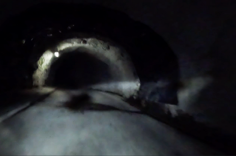Der Tunnel Richtung Alpe ist etwa 700 Meter lang und extrem dunkel.