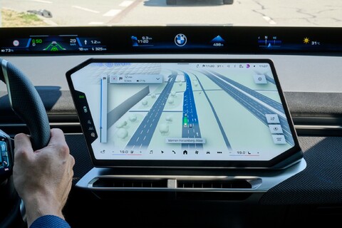P90652798_lowRes_bmw-maps-with-driver.jpg