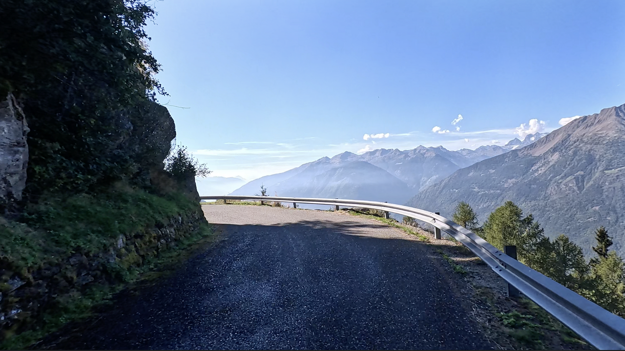 Wie lang sollte eine Motorradtour in den Alpen sein?