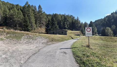 Die Strecke hinunter Richtung Cortenedolo – Sperrung wegen Tierschutz und gefährlichem Zustand der Straße.
