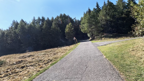 Abzweigung von der Panoramica del Passo di Guspessa Richtung Nordwesten, Richtung Passhöhe. DIe Strecke ist gesperrt.