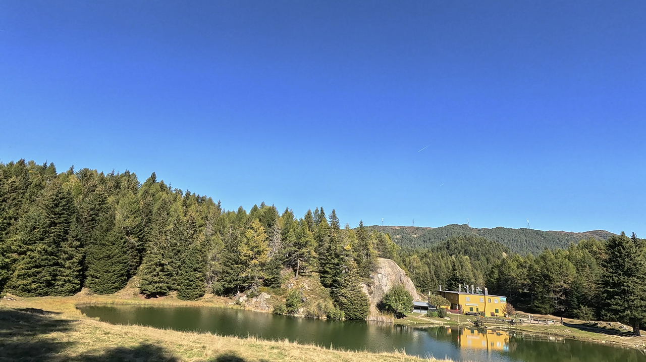 Der Lago di Guspessa. Etwas oberhalb, abseits der Straße liegt die offizielle Passhöhe des Passo di Guspessa.