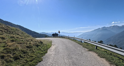 Panoramica del Passo di Guspessa – kurvige, ruhige Strecke und atemberaubende Aussichten.