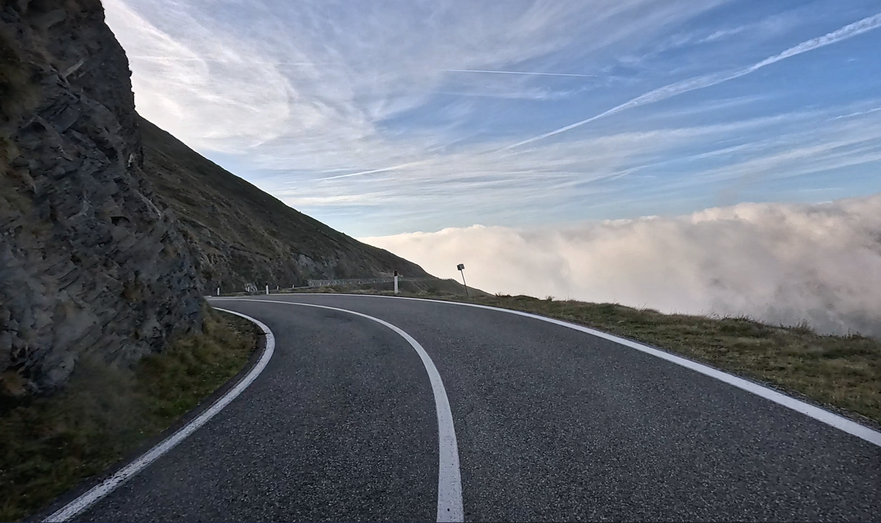 Was ist die schönste Motorradtour in den Alpen?
