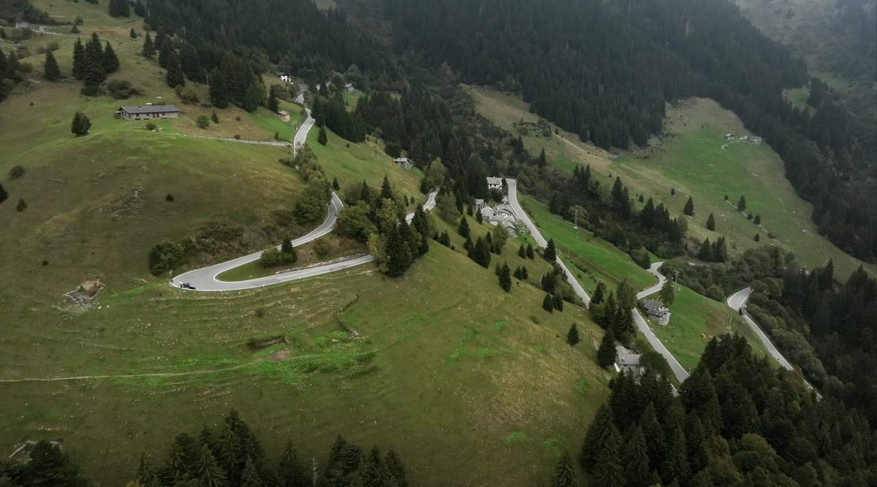 Die ersten Serpentinen und Kurven auf der Südrampe des Passo San Marco.