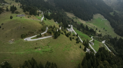 Die ersten Serpentinen und Kurven auf der Südrampe des Passo San Marco.