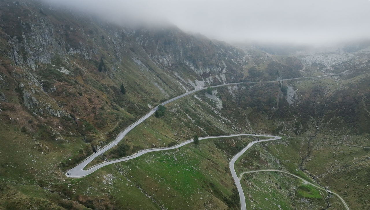 Die letzten Serpentinen und Kurven auf der Nordrampe des Passo San Marco kurz vor der Passhöhe.