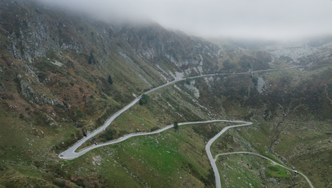 Die letzten Serpentinen und Kurven auf der Nordrampe des Passo San Marco kurz vor der Passhöhe.