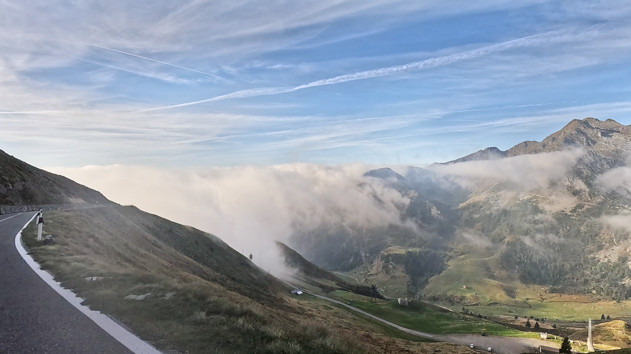 Südrampe des Passo San Marco – Blick hinunter ins Tal Richtung Westen.