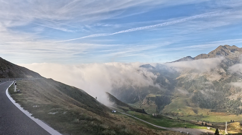 Südrampe des Passo San Marco – Blick hinunter ins Tal Richtung Westen.