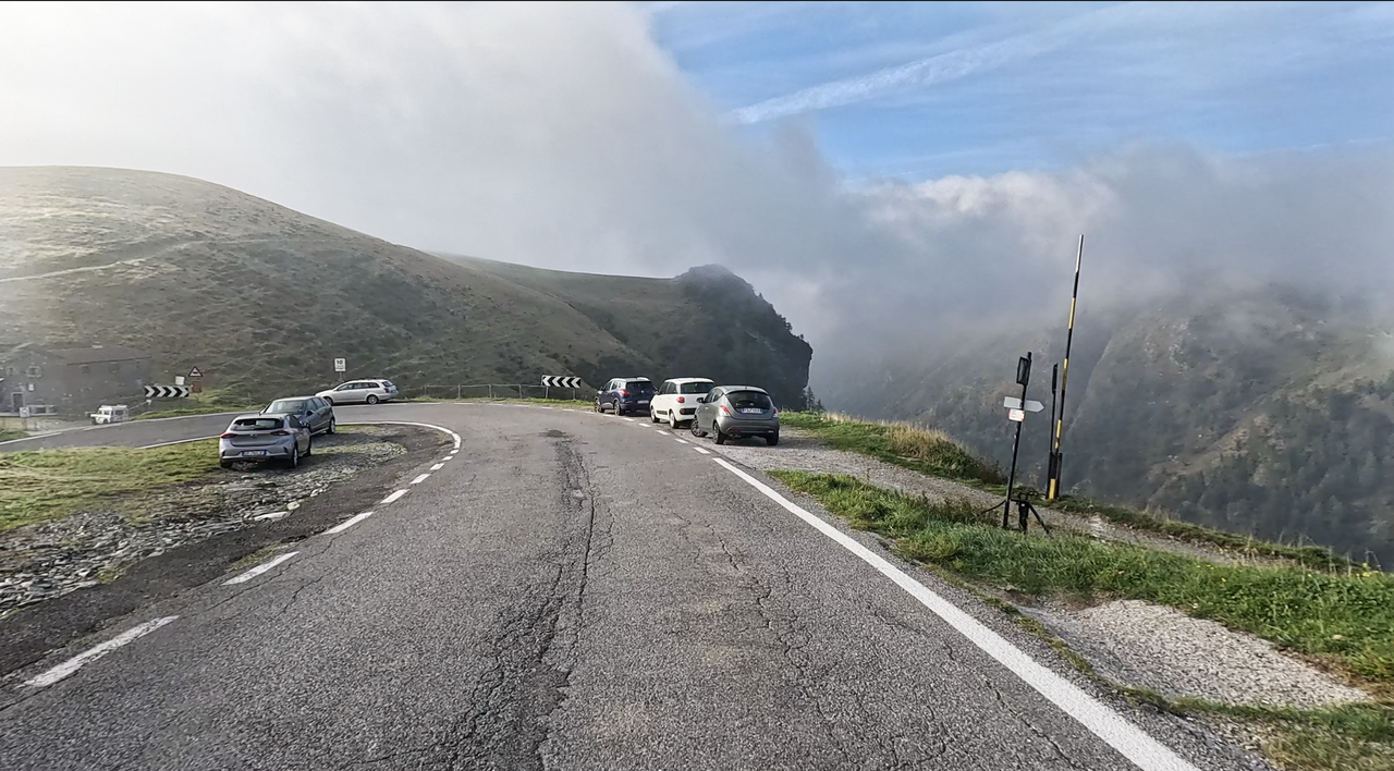 Spannende Kurve kurz unterhalb der Passhöhe – Blick nach links und rechts ins Tal.