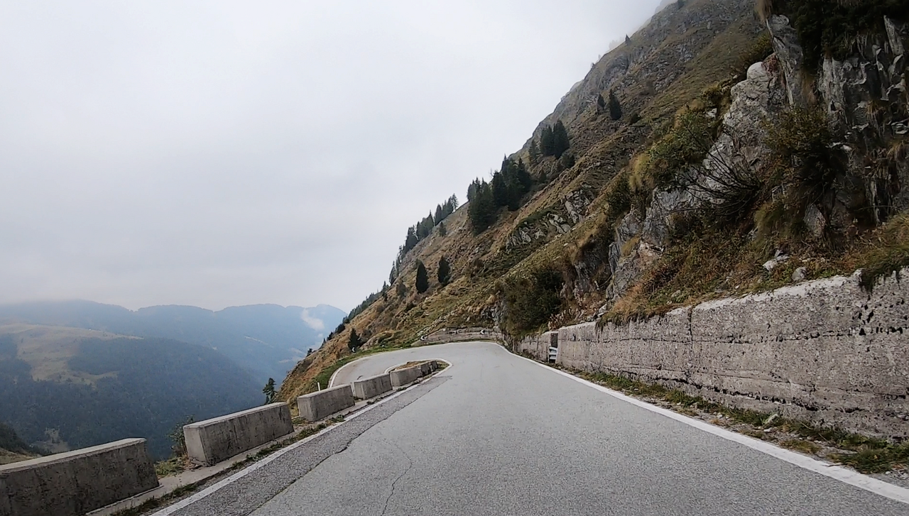 Auf den langen Rampen des Passo San Marco wechseln sich Kurven, Geraden, Serpentinen, steile und flache Passagen ständig ab – viel Fahrspaß.