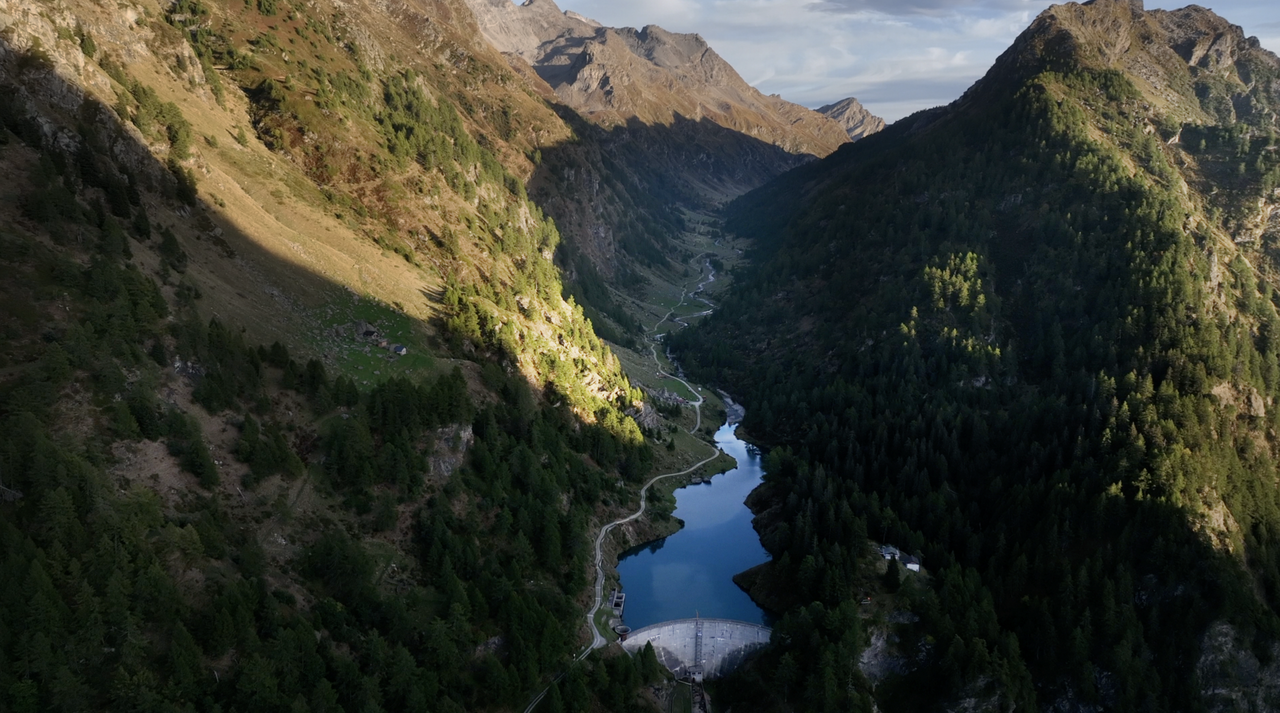 Der Stausee am Ende des Hochtals: der Lago di Carassina. An seinem Ende steht die Alpe mit Café.