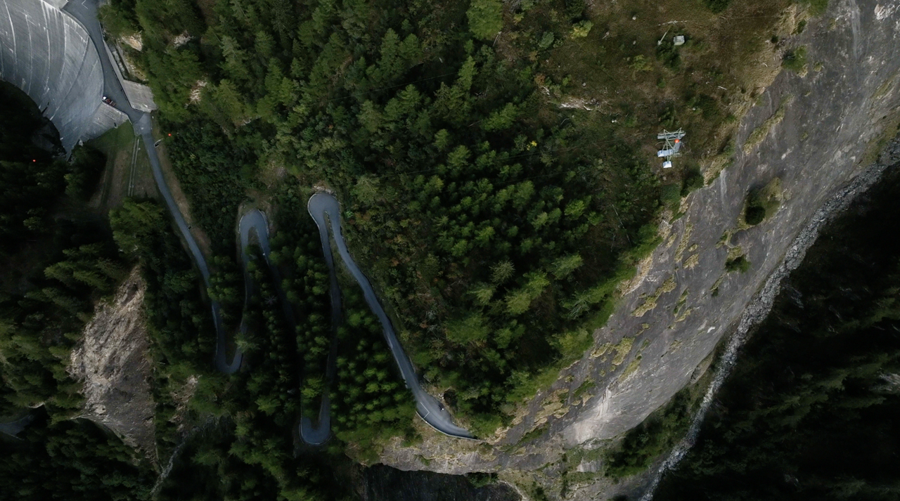 Blick von oben auf die Serpentinen, die zum letzten Tunnel vor der Nochebene führen – 4 Kehren, die bis zu 23 Prozent Steigung aufweisen.