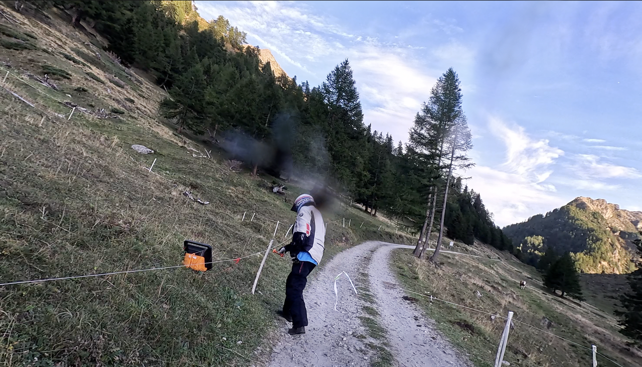 Mehrere Weideflächen queren die Strecke zum Passo Muazz. 3 Elektrozäune sind zu entfernen und wieder anzubringen.
