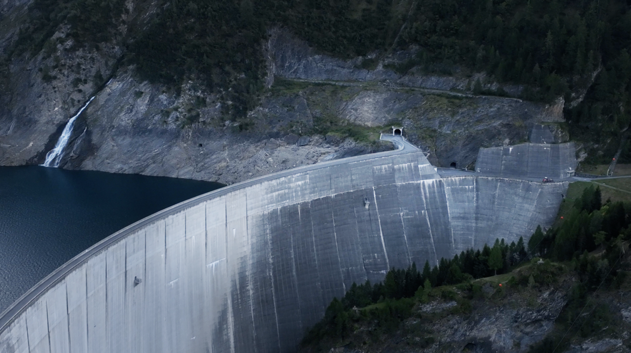 Die Staumauer des Lago di Luzzone – es führen Wege durch die Staumauer und über die Staumauer.