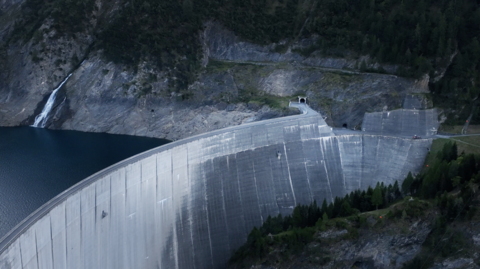 Die Staumauer des Lago di Luzzone – es führen Wege durch die Staumauer und über die Staumauer.