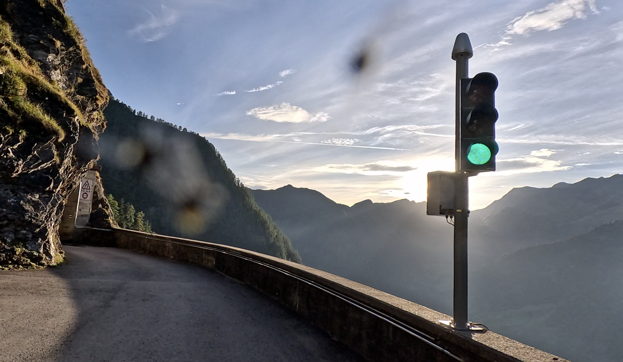 Der Tunnel zur Hochebene ist schmal und niedrig. Eine Ampelanlage regelt die Durchfahrt.