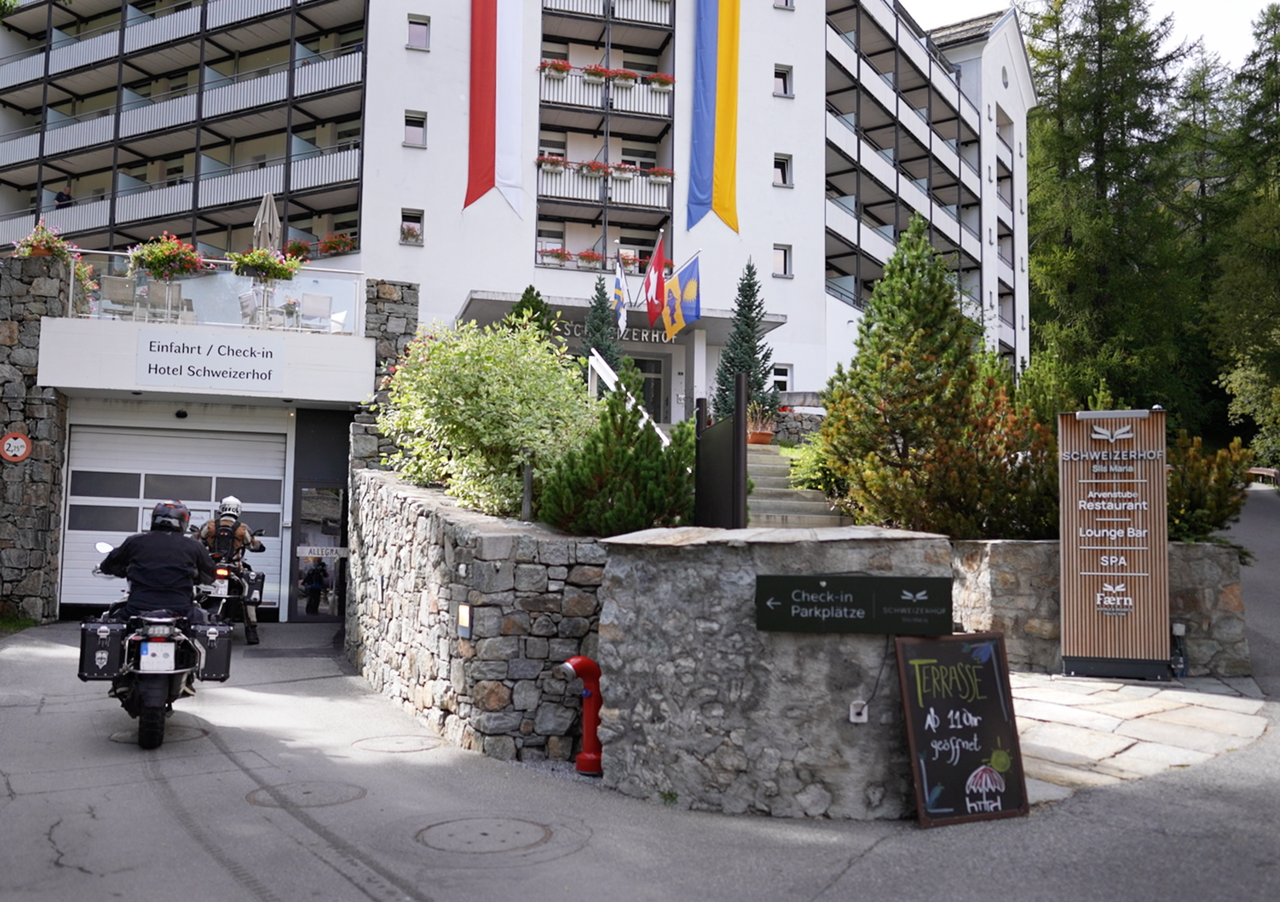 Cool – Garage mit Check-In... falls es mal regnet, im sonnenreichsten Tal der Schweiz.