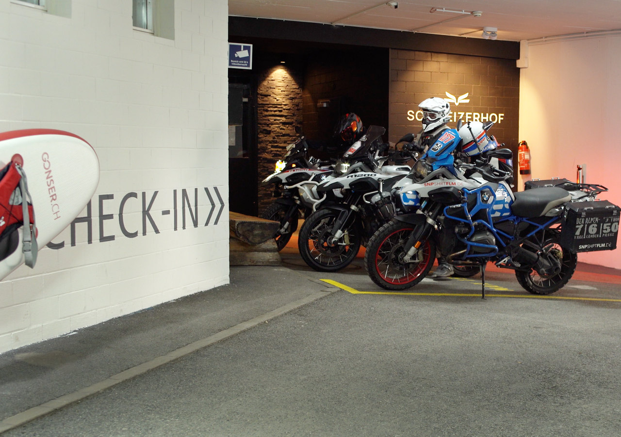 Perfekter Check-In für Motorradfahrer: Rein die Garage und direkt am Empfang halten, Gepäck packen und einchecken ...
