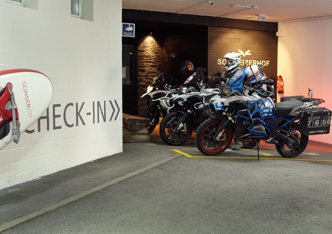 Perfekter Check-In für Motorradfahrer: Rein die Garage und direkt am Empfang halten, Gepäck packen und einchecken ...