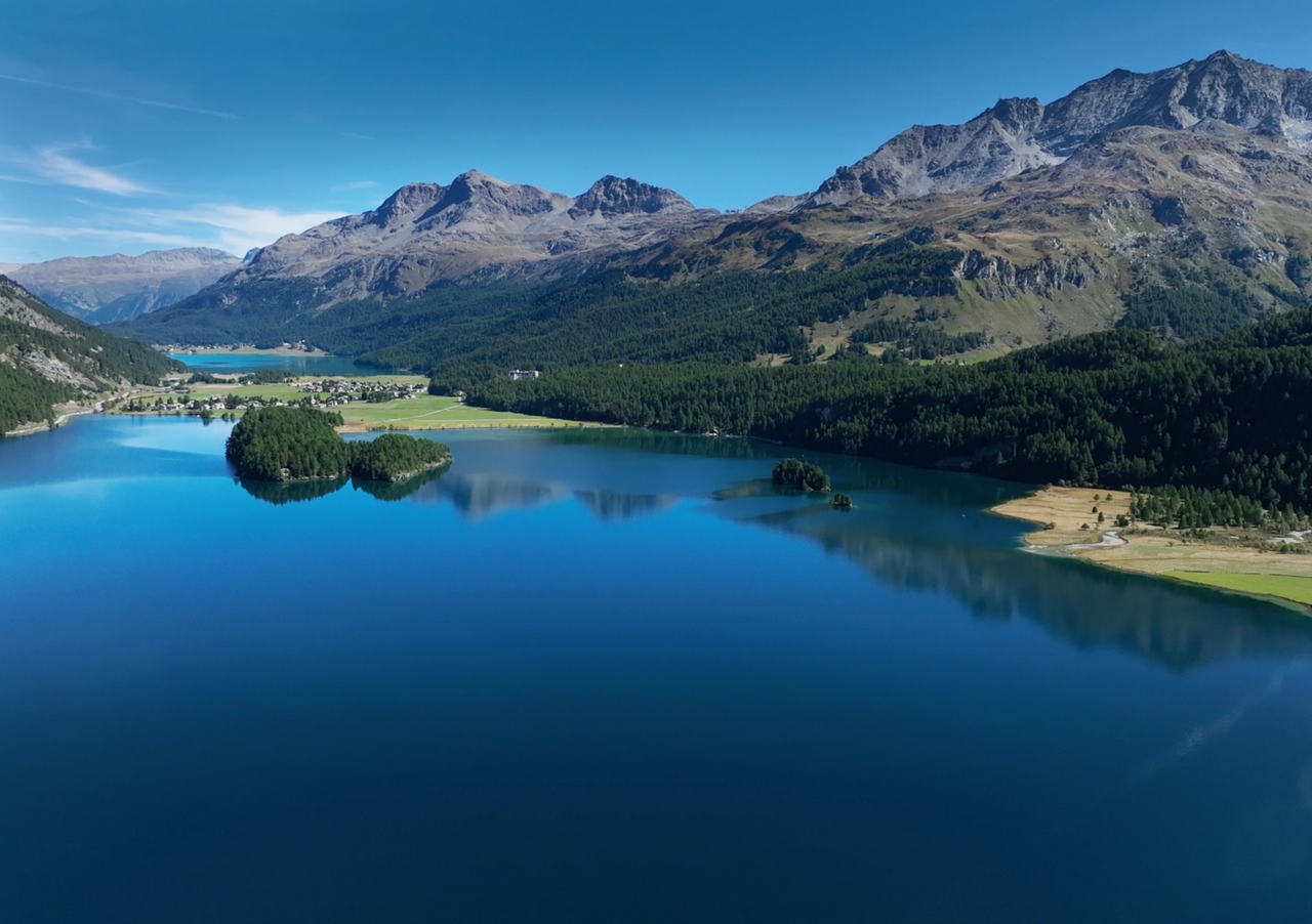 Der Silsersee, der erste der Seen im Oberengadin, die der Inn mit seinem Quellwasser speist. Und mittendrin: Sils Maria.