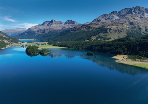 Der Silsersee, der erste der Seen im Oberengadin, die der Inn mit seinem Quellwasser speist. Und mittendrin: Sils Maria.