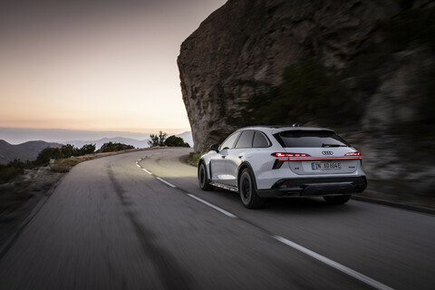 A6 allroad e-hybrid  Audi A6 allroad e-hybrid in Gletscherweiß Metallic.jpg