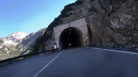 Einer der zahlreichen Tunnel der Westrampe oberhalb Bormios – wild, eng und dunkel.
