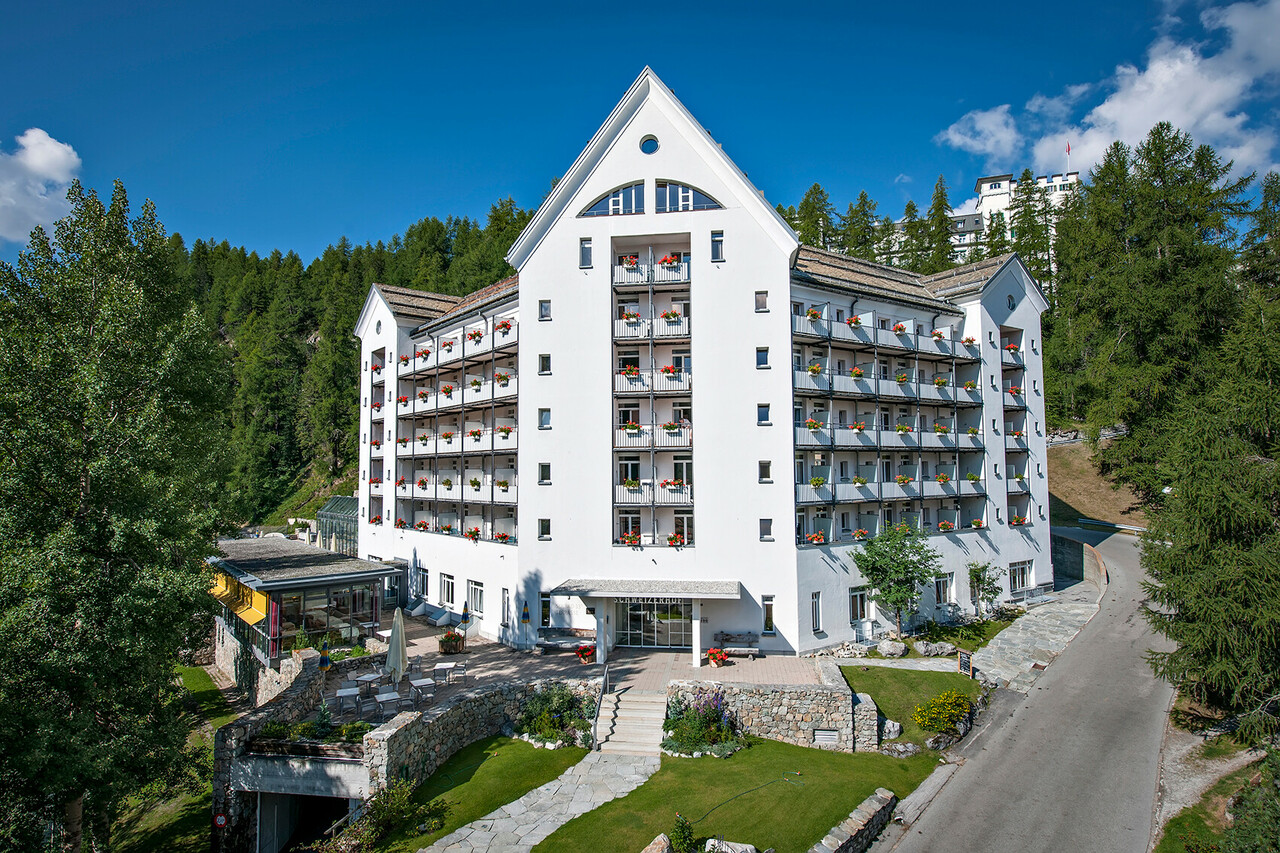 SHS_Aussen_Sommer Alpenpässe-Atlas Sils Maria Schweizerhof .jpg