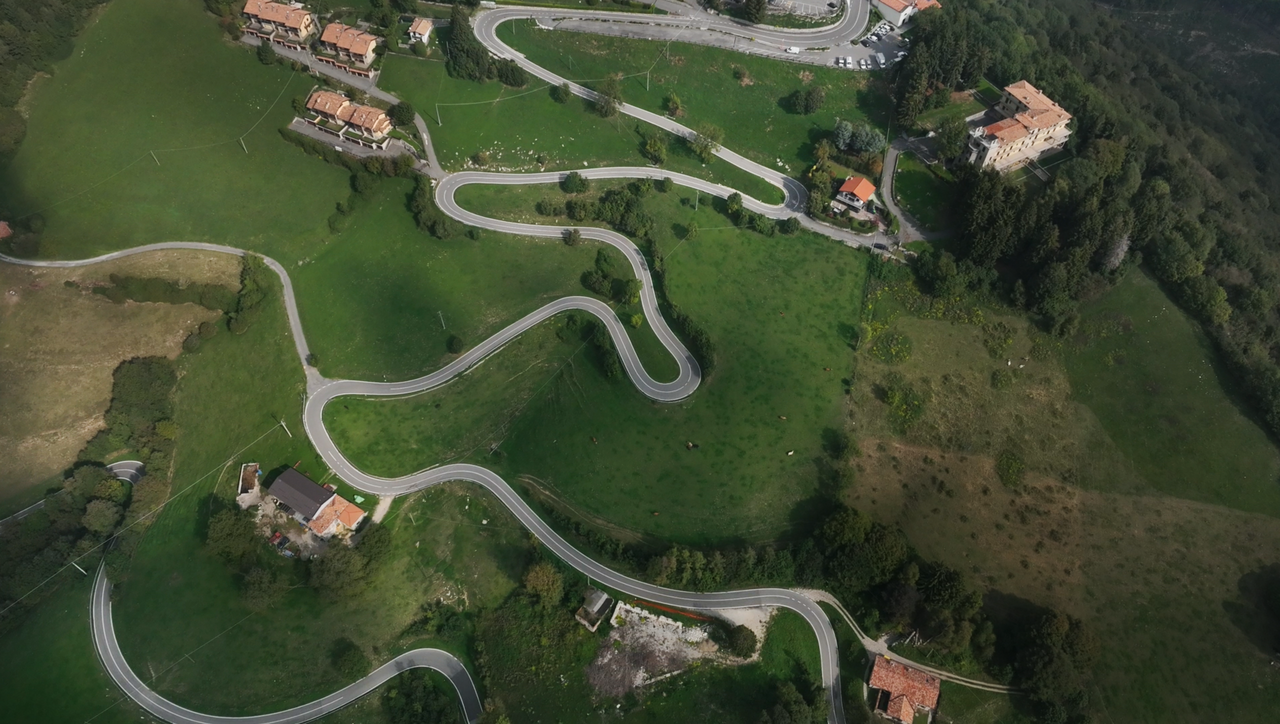 Colle di San Fermo | 1074 Meter: Allein die Westrampe ist ein Kurvenparadies mit 40 Kurven.
