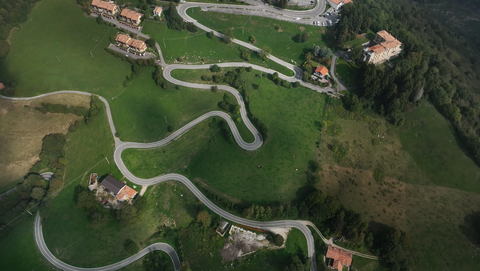 Colle di San Fermo | 1074 Meter: Allein die Westrampe ist ein Kurvenparadies mit 40 Kurven.