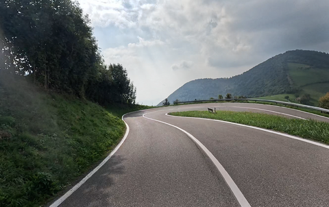Insgesamt 40 Kehren und Kurven zeichen die Strecke der Westrampe aus – bei nur etwa 9 Kilometer Länge.