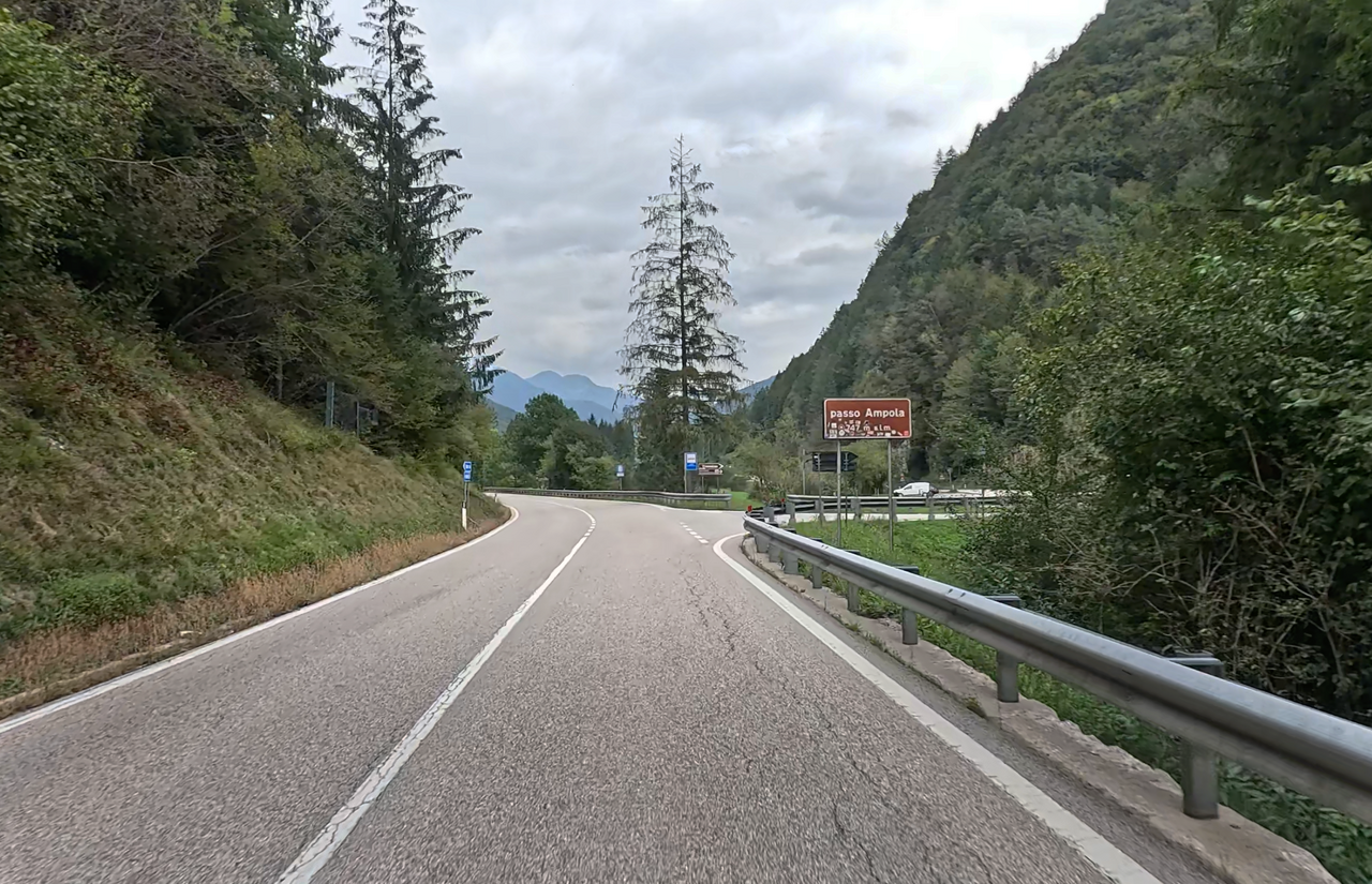 Was ist die schönste Motorradtour in den Alpen?