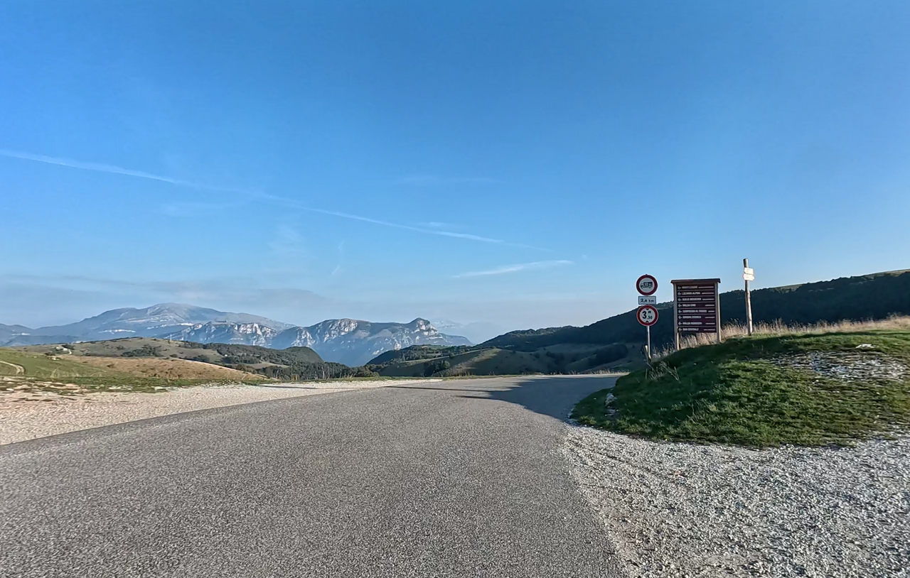 Was ist die schönste Motorradtour in den Alpen?