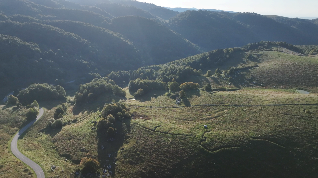 Kurz nach den Passhöhe des Passo Fittanze della Sega führt die Strecke auf beiden Rampen über ein sanft abfallendes Hochplateau – hier die Südrampe.