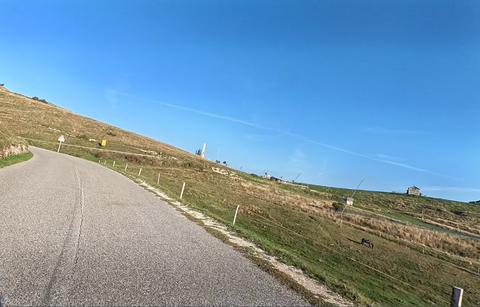 Das Kriegerdenkmal – zu Ehren der gefallenen Alpini – oberhalb der Passhöhe.