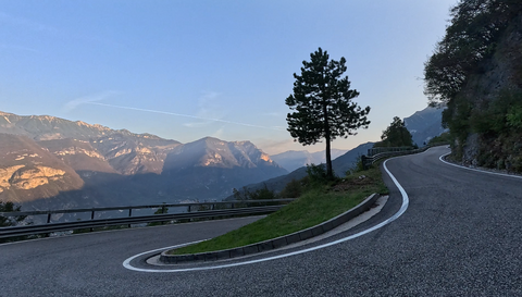 Passo delle Fittanze della Sega | 1393 Meter: 30 Serpentinen, 20 Prozent Steigung und 100 Prozent Panorama.